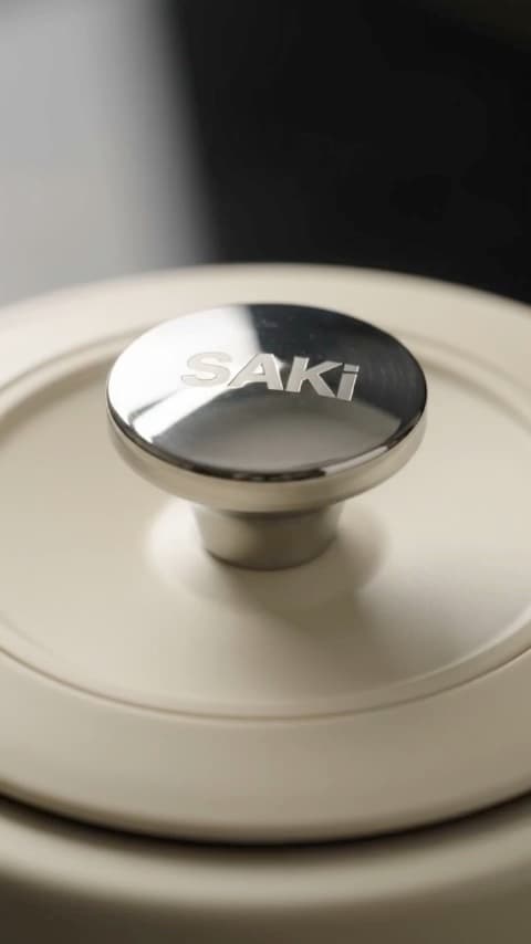 An 18-second ad for a SAKi electric kettle: steaming water poured into a cup, the temperature dial turned by hand, and the kettle in a sunlit kitchen.