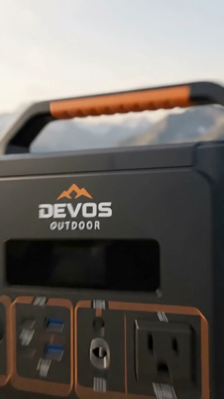 A 17-second product video for an outdoor power station: close-ups of the display, sockets and vents, then the unit on a picnic table in the mountains.